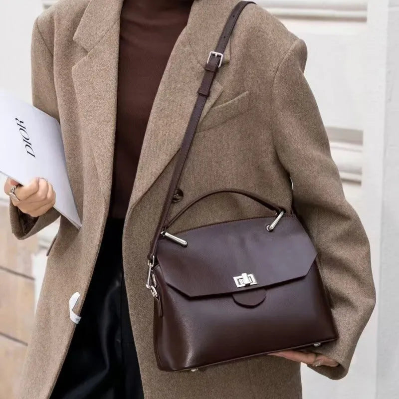 Genuine leather vegetable tanned messenger bag in urban style with internal organisation compartments and double shoulder straps