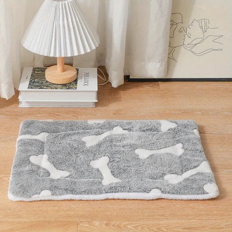 Self-warming pet bed mat in soft coral velvet with reversible fleece and non-slip backing, sizes S to 3XL