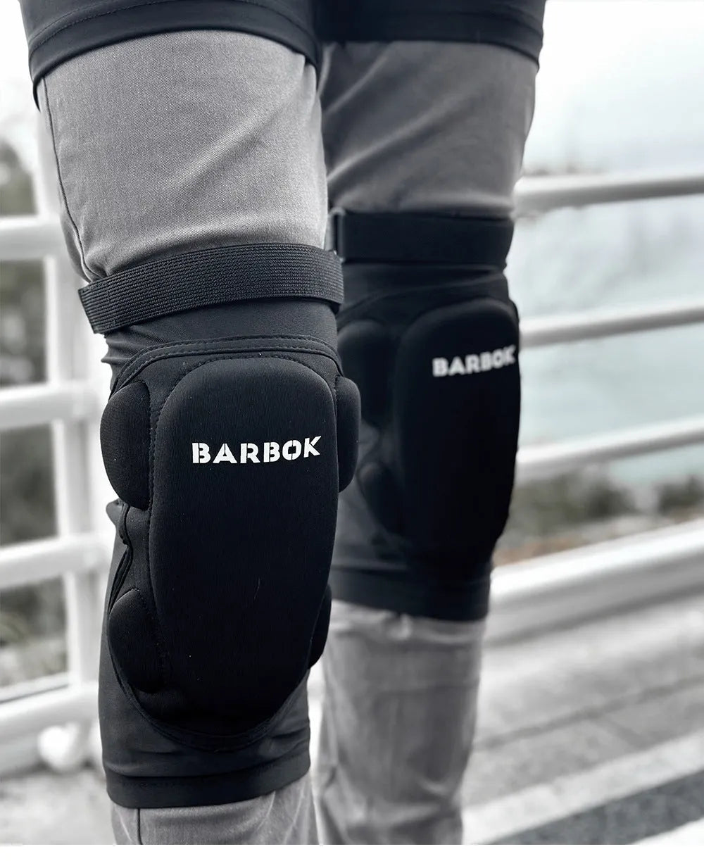 Black roller skating hip protection pants with NBR foam padding for fall safety