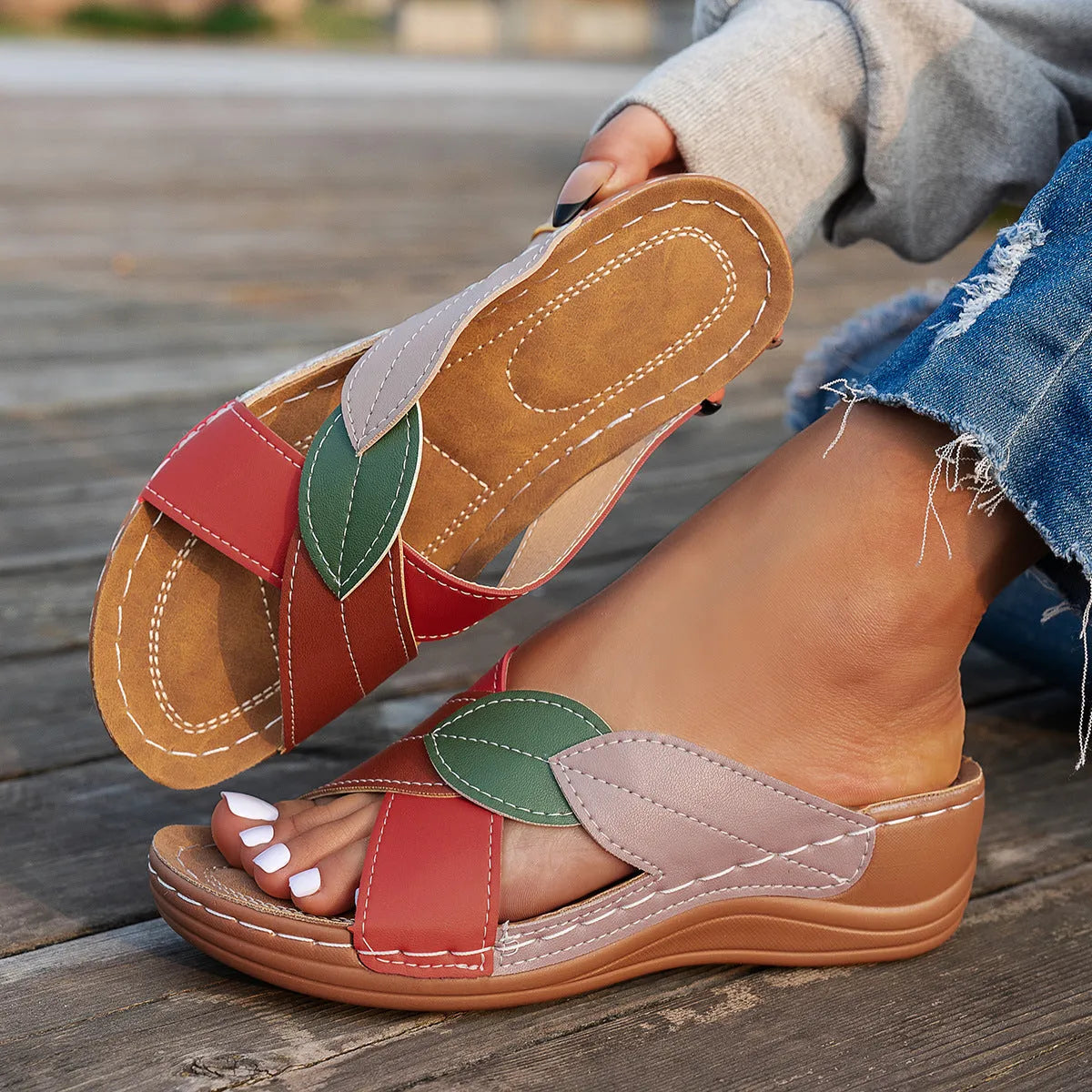 Women's thick-soled peep-toe slippers with cross-strap design in artificial PU material