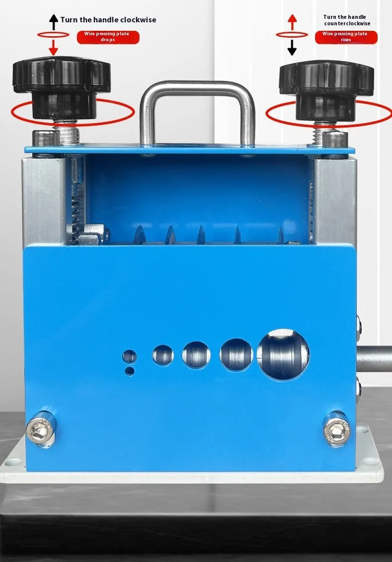 SD-017 manual wire stripping machine with adjustable jaws for cables from 0.5 to 17 millimetres.