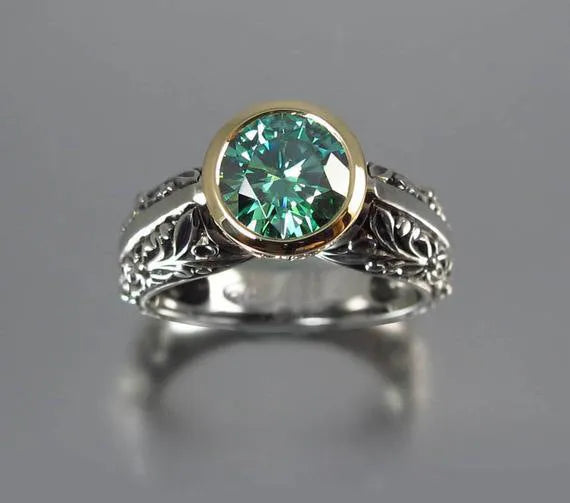 Gold-plated flower-shaped vintage ring with green gemstone and colour separation detailing