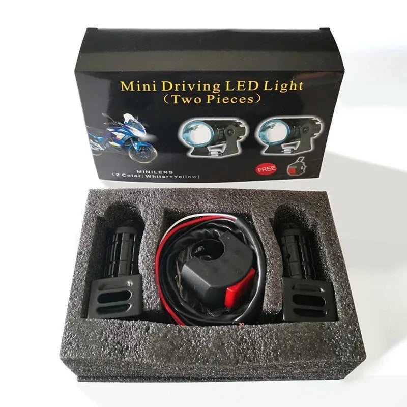Aluminium and PC dual-lens motorcycle spotlight with white or yellow light, dimensions 6cm x 6cm x 7cm.