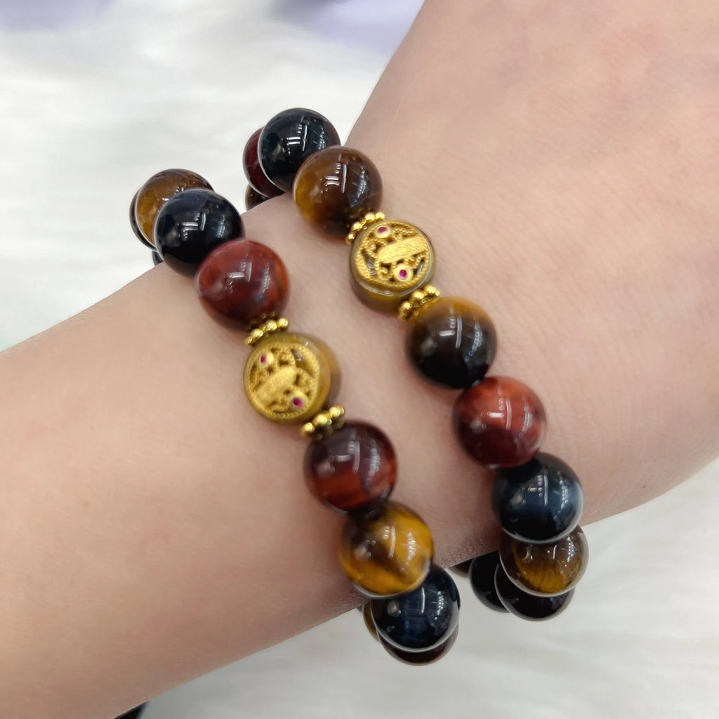 Natural Tiger Eye loose round bead bracelet on Maillard chain showing earthy banded stone patterns