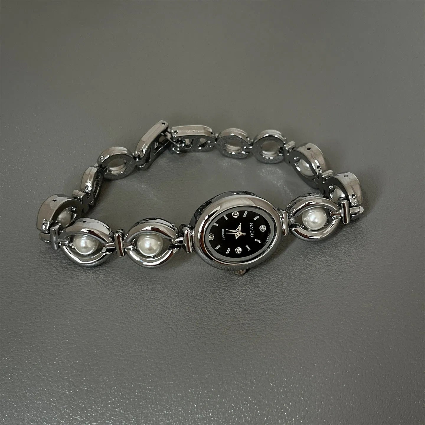 Women's quartz fashion bracelet watch with alloy case and pointer display, gold strap with white surface