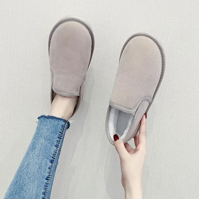 Casual low-top snow boots with fleece lining and a flat rubber sole in various colours.