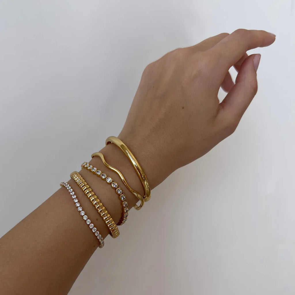 Women's stainless steel bracelet with electroplated finish in European and American styling variations