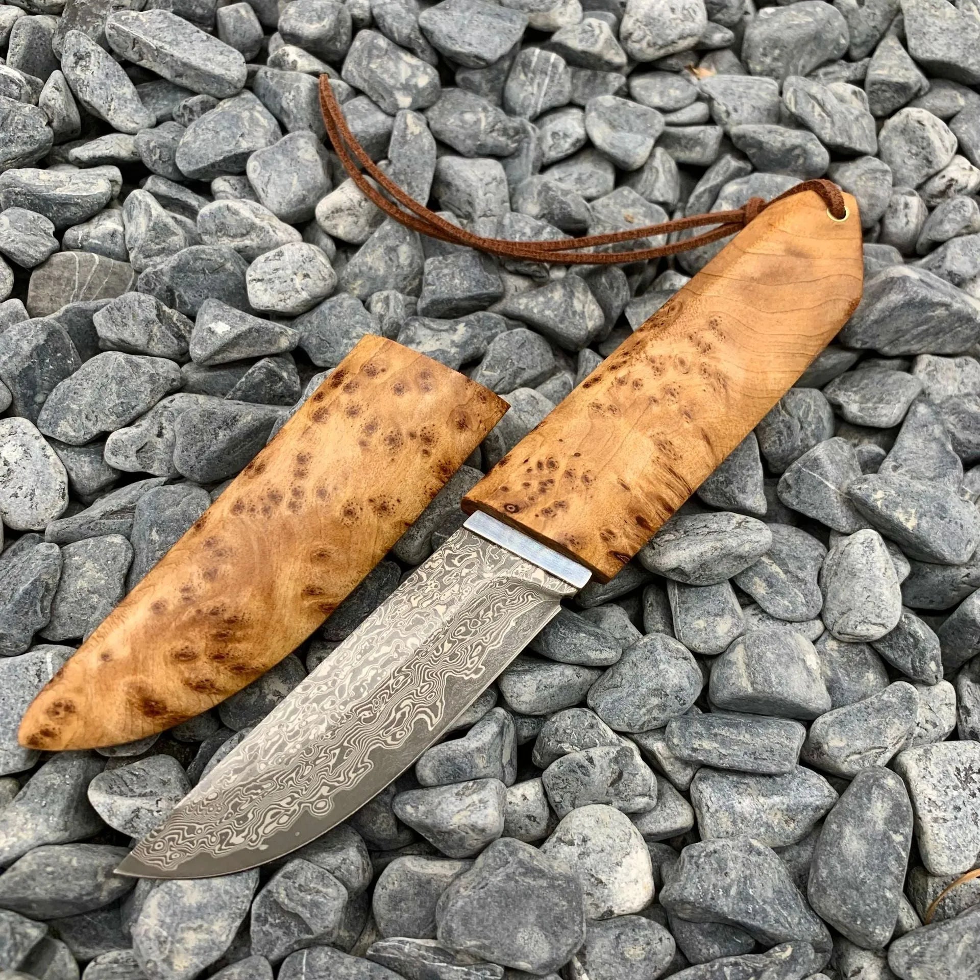 White Shadow Damascus pattern outdoor short knife with Thuja wood handle showing 18cm length