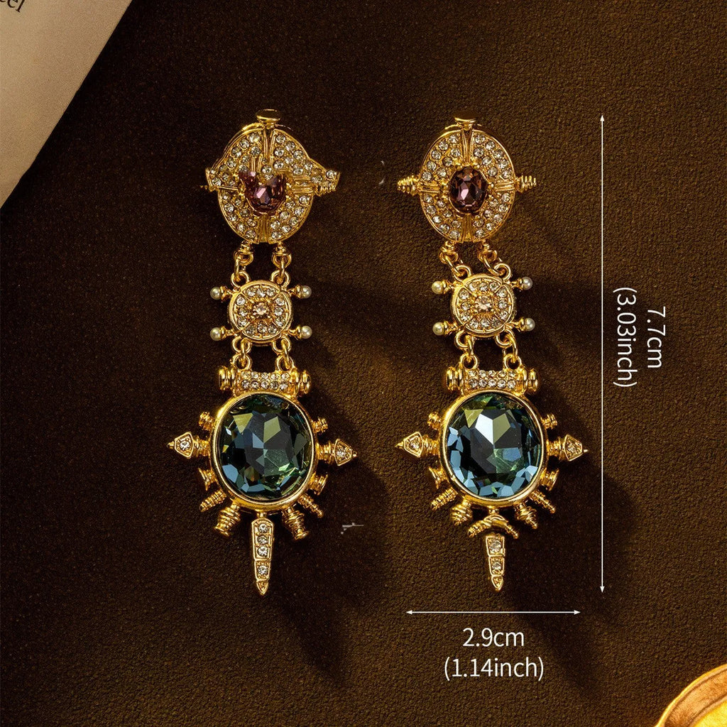 Gold geometric stud earrings with round elements and diamond treatment on alloy metal