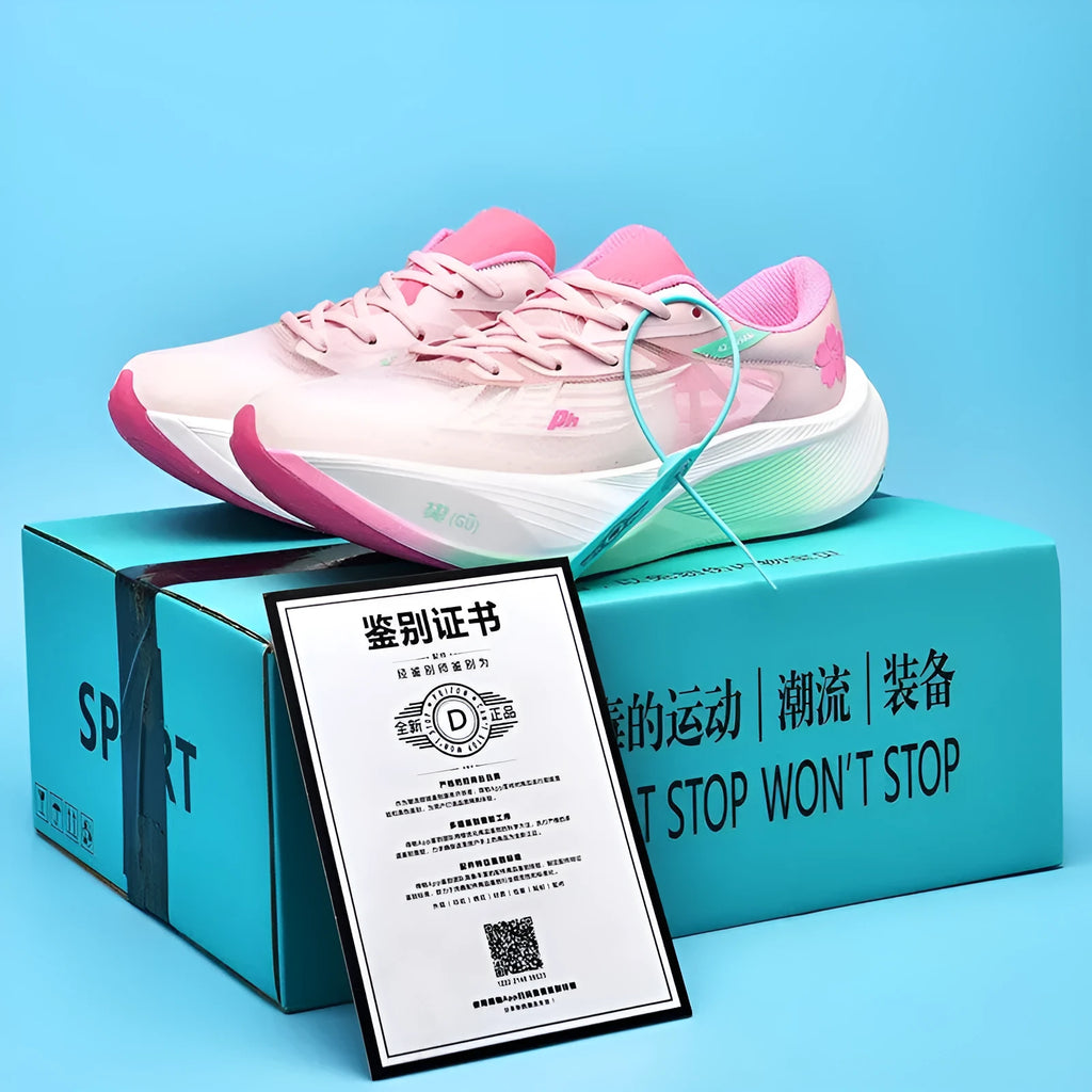 Low-top racing sneaker with carbon plate technology in Glacier colour on a natural rubber sole.