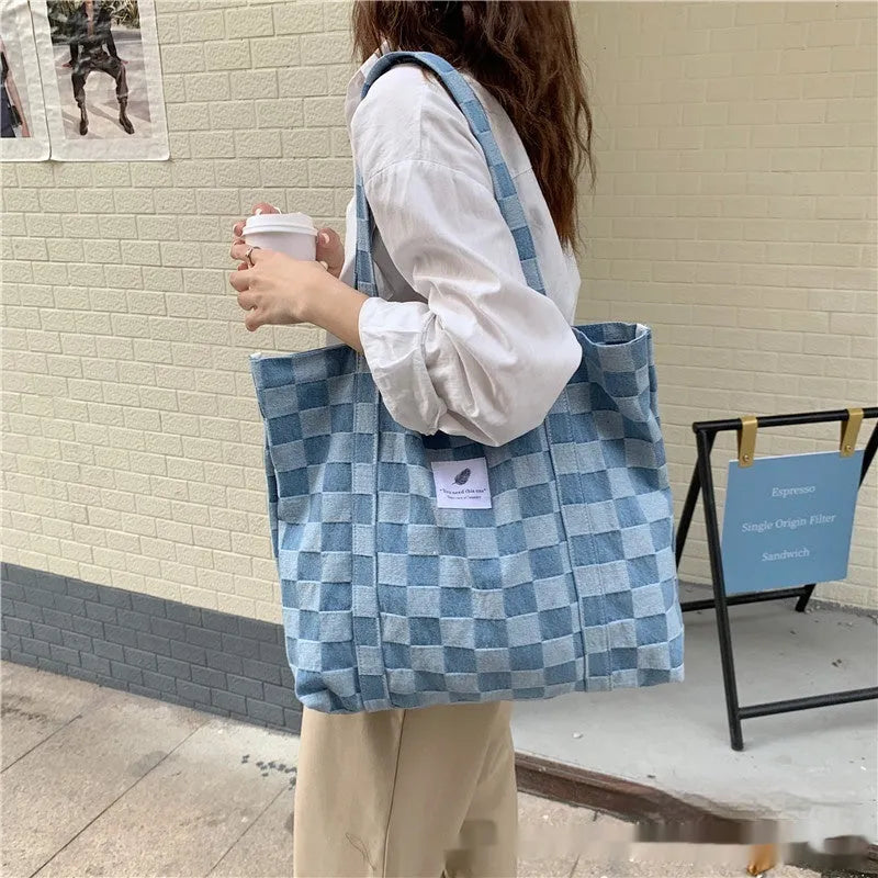 Women's large canvas shoulder bag with three-dimensional pockets in contrasting colours