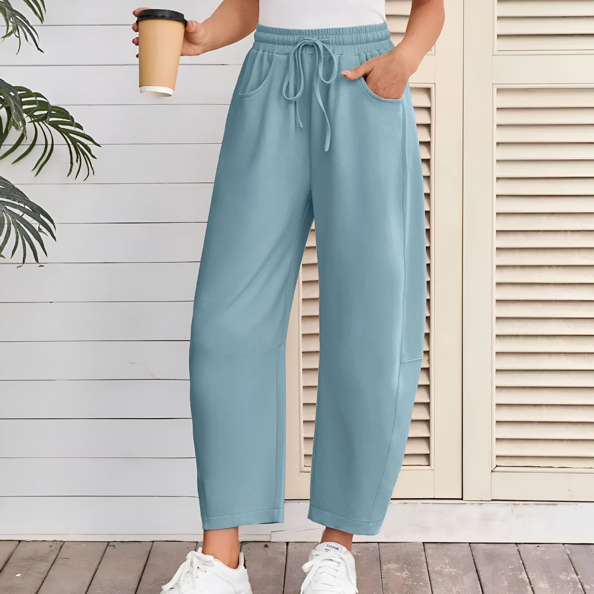 Loose cropped sweatpants with drawstring waist and side pockets in cotton fabric
