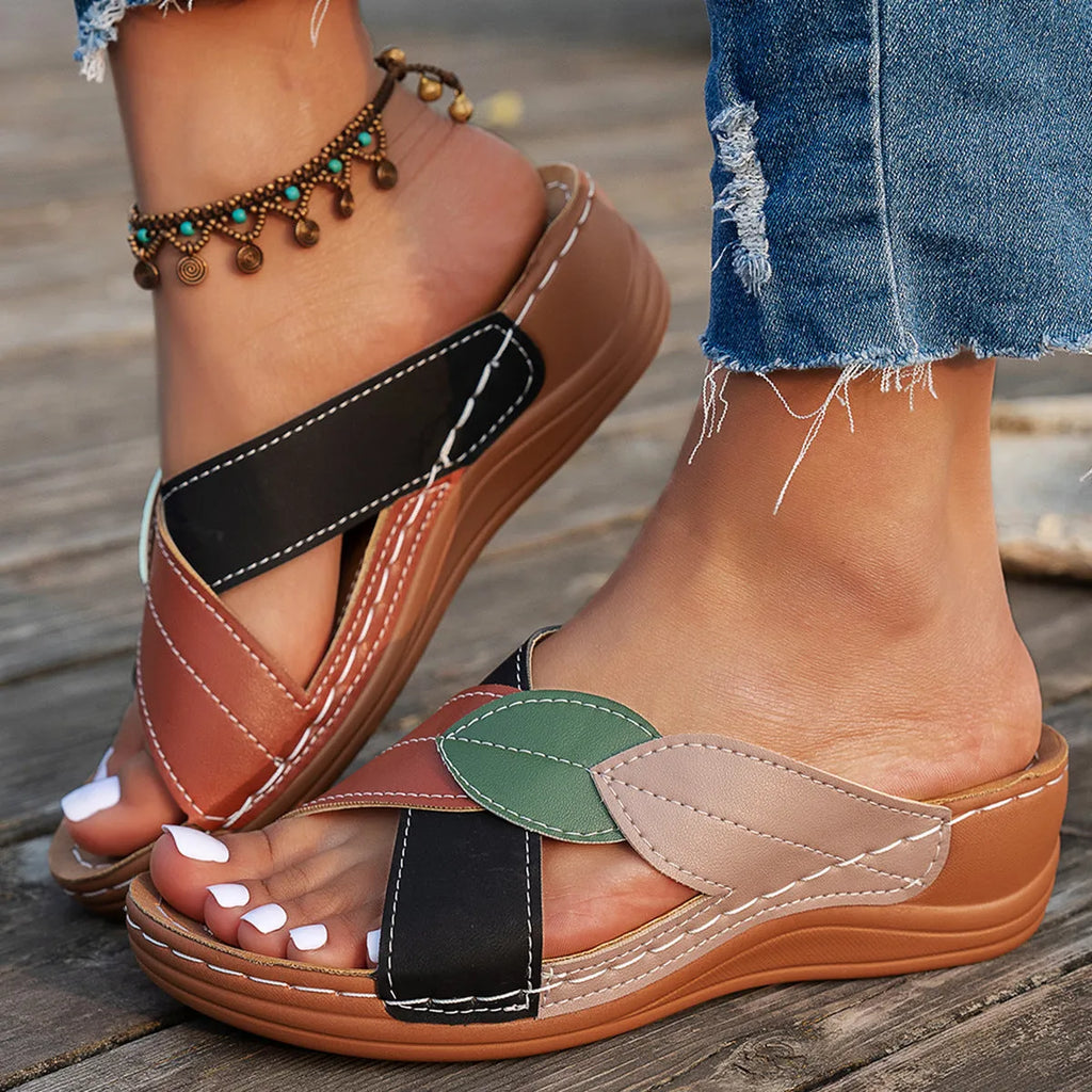 Women's thick-soled peep-toe slippers with cross-strap design in artificial PU material
