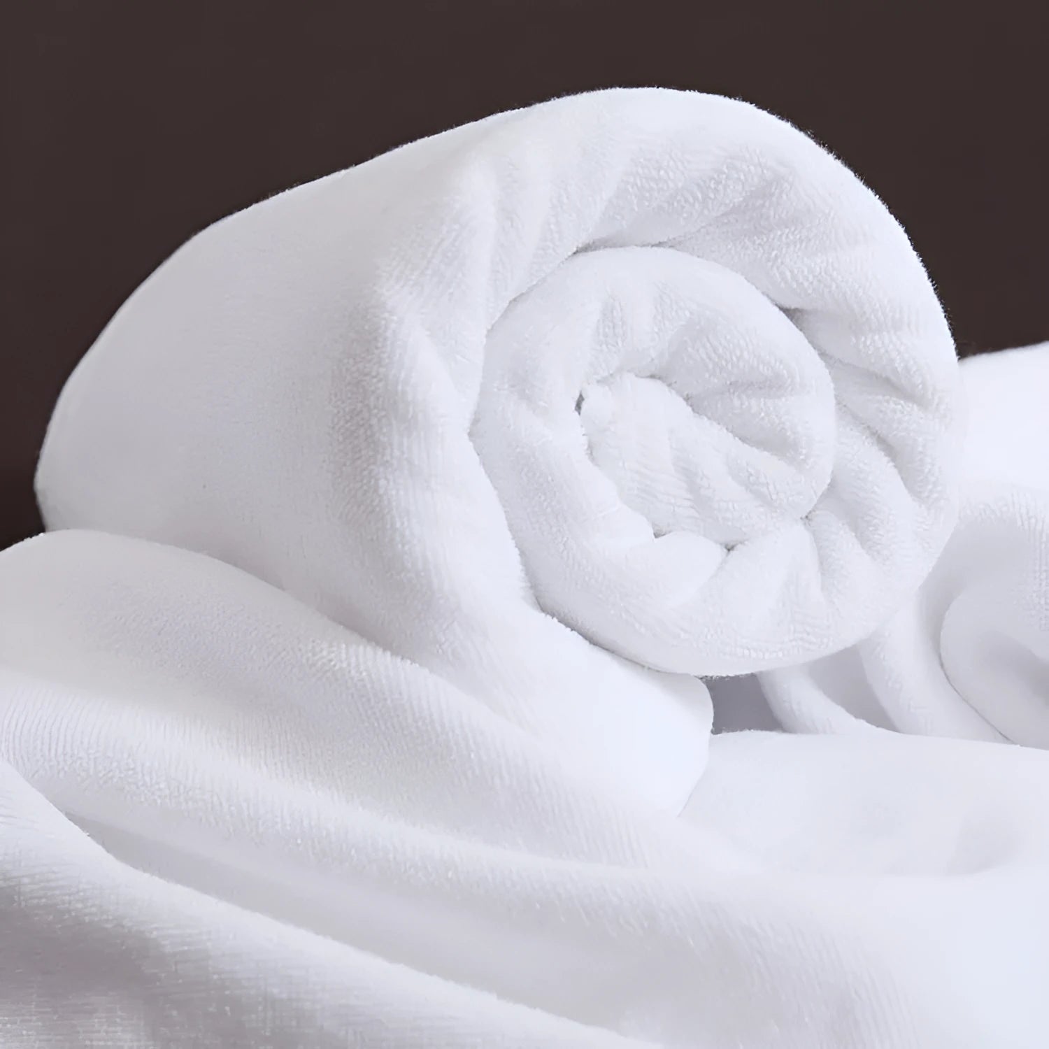 Thickened 100% cotton bath towel in white with 70x140cm 400g size and plain weave texture