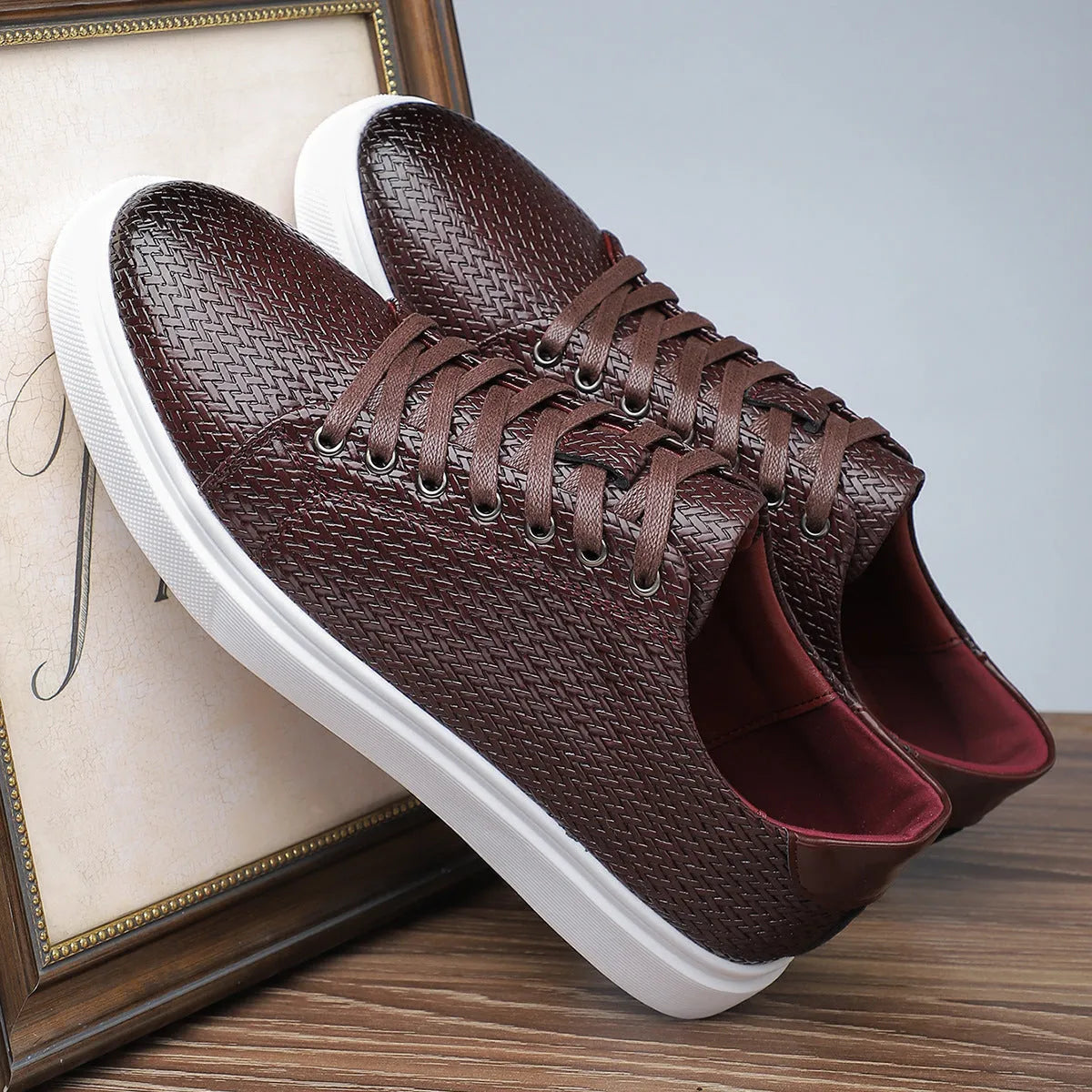 Men's black low-top leather business shoes with a leather toe cap and rubber sole