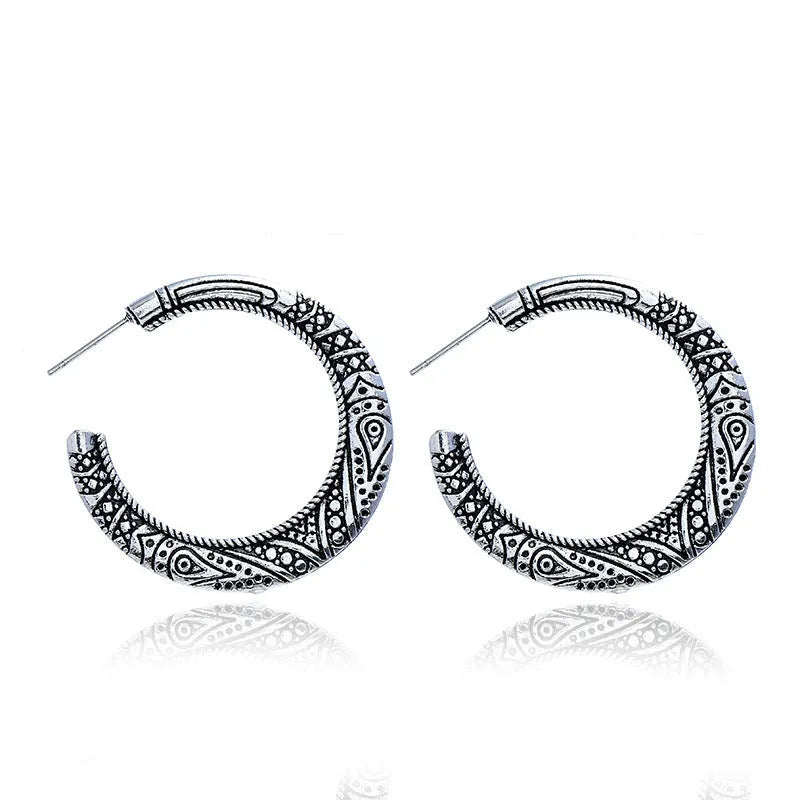 C-shaped vintage engraving earrings in bronze and silver alloy with street shot design