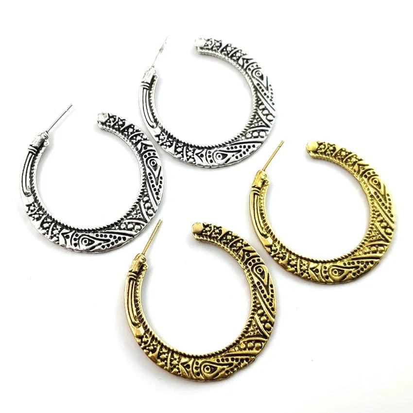 C-shaped vintage engraving earrings in bronze and silver alloy with street shot design