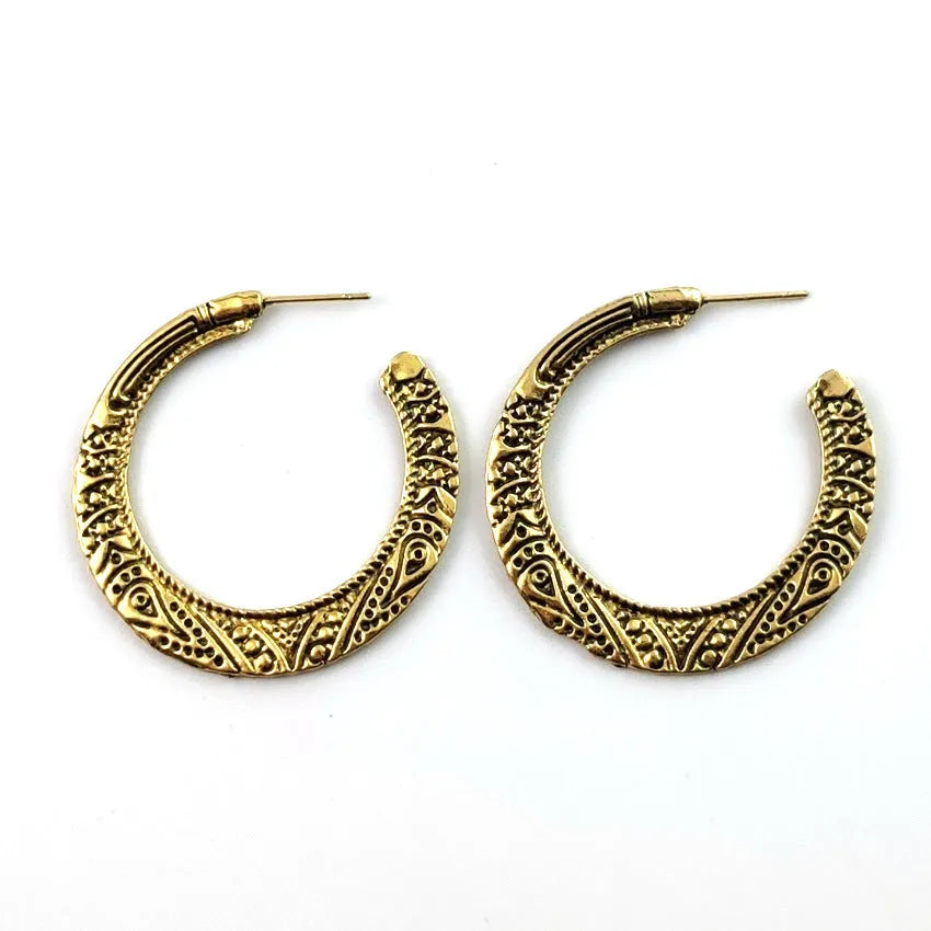 C-shaped vintage engraving earrings in bronze and silver alloy with street shot design