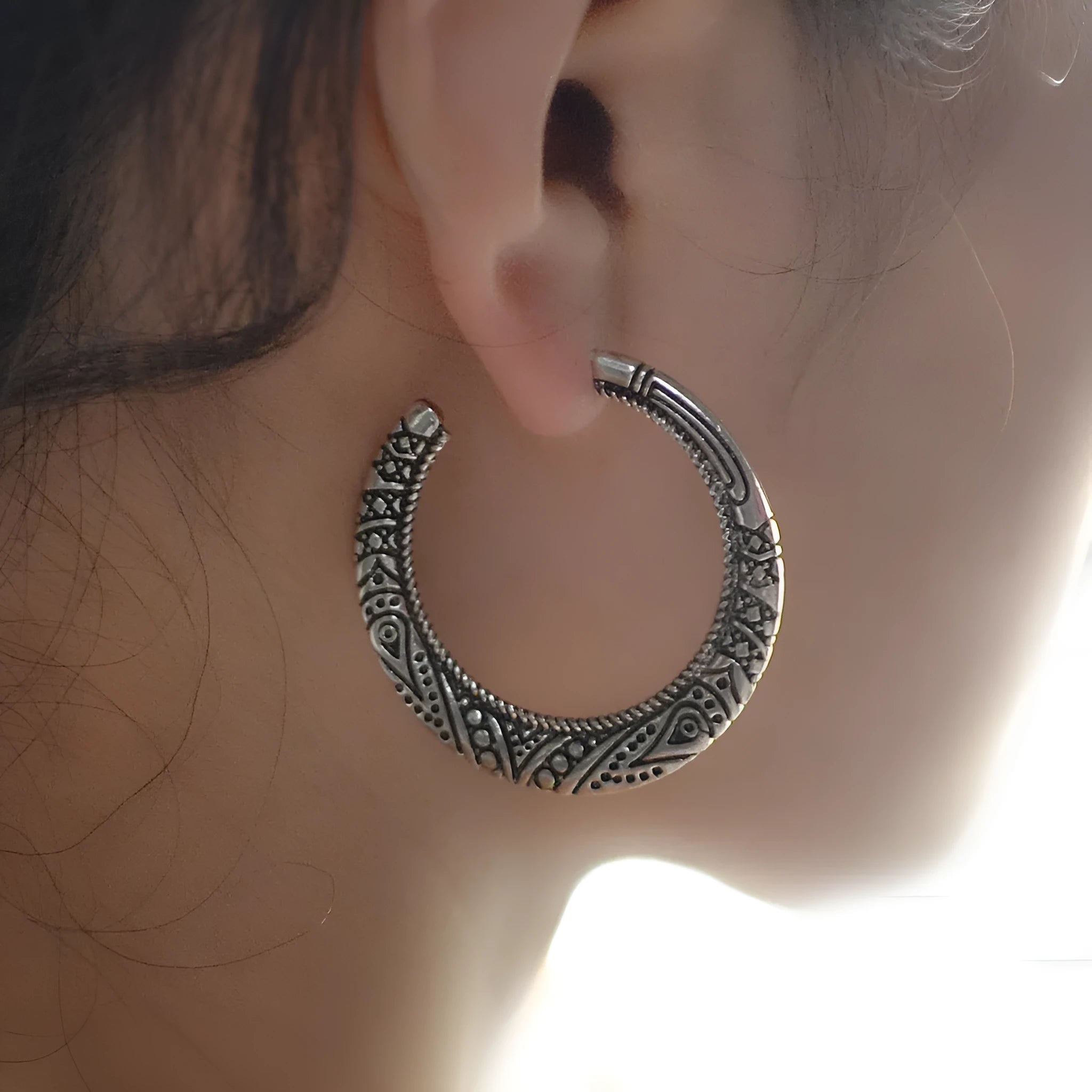 C-shaped vintage engraving earrings in bronze and silver alloy with street shot design