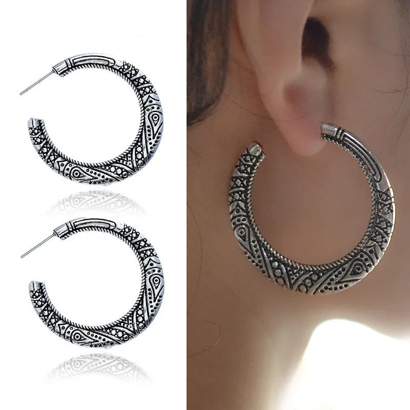 C-shaped vintage engraving earrings in bronze and silver alloy with street shot design