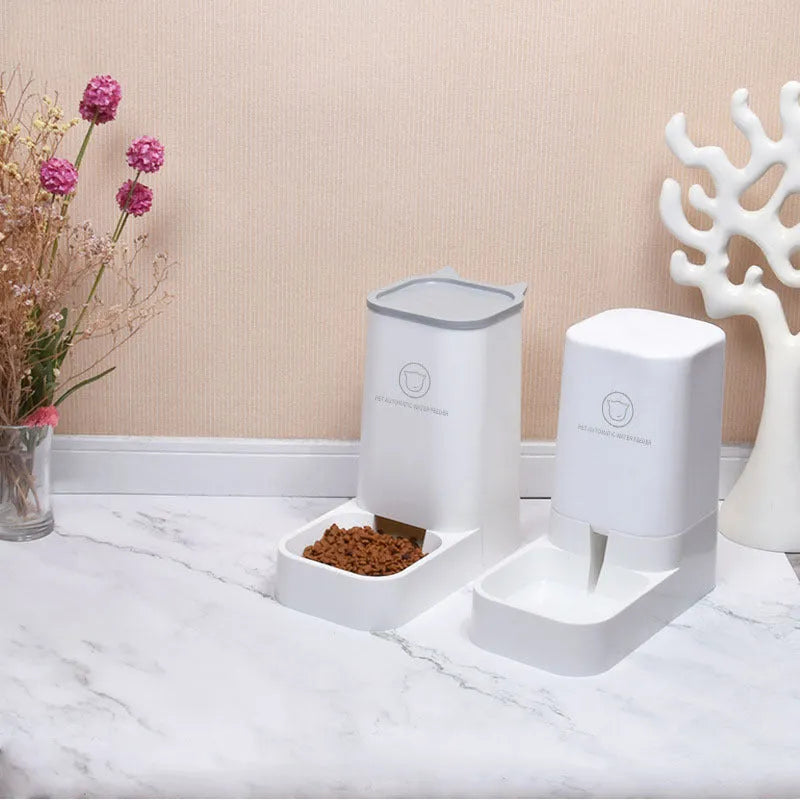 Large-capacity detachable pet feeder in white PP resin with 3.8L water tank and 2.1kg food storage, compact 0.045m² footprint