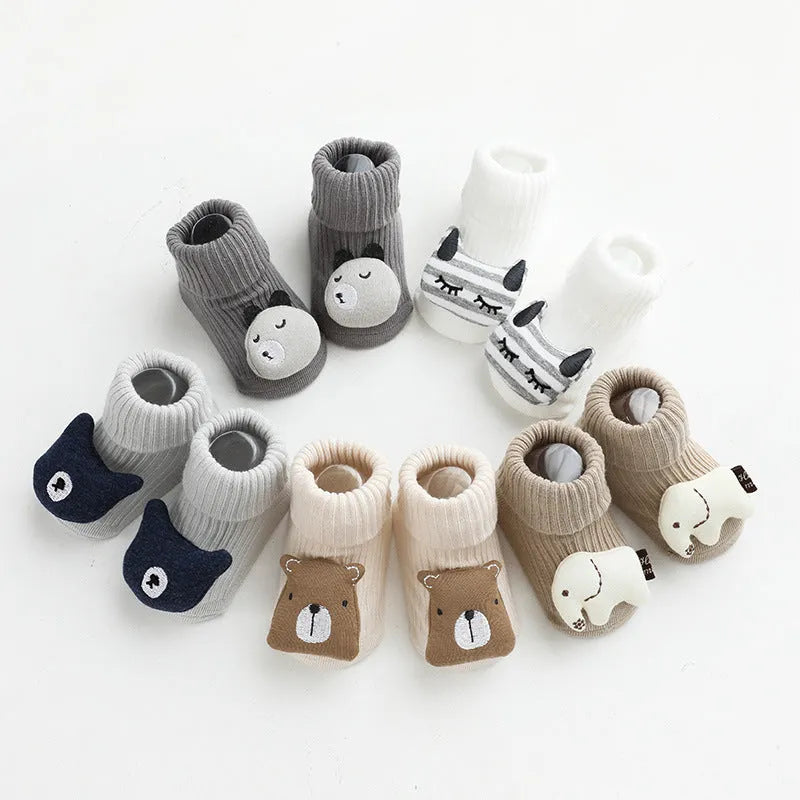 Baby socks with non-slip soles in combed cotton, shown in multiple colour options with size chart