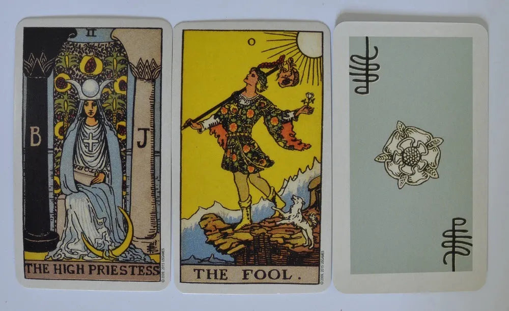 Tarot cards on a 49x49cm high-grade flannel tablecloth with a mysterious atmosphere and non-slip surface