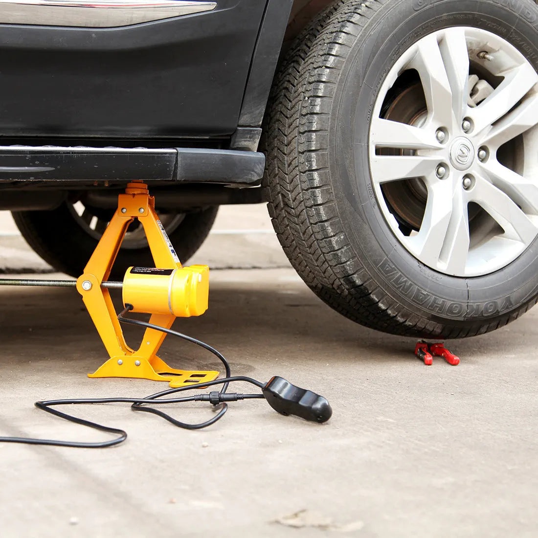 Electric hydraulic jack for vehicle lifting with 2-tonne capacity and 100W motor