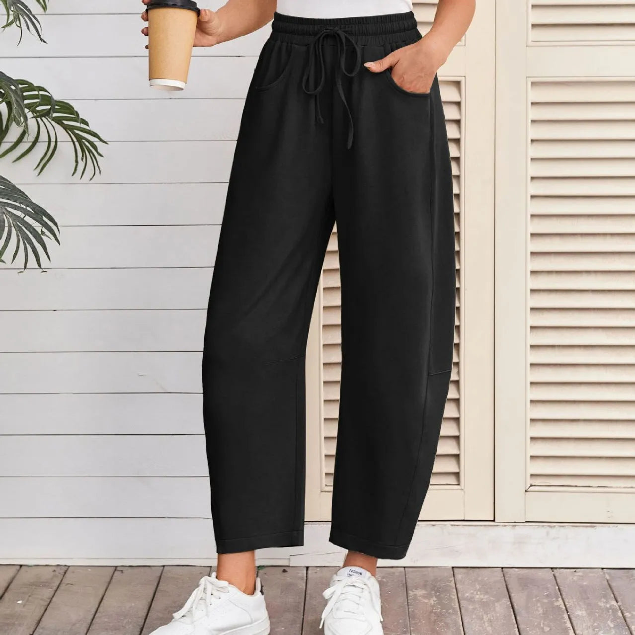 Loose cropped sweatpants with drawstring waist and side pockets in cotton fabric