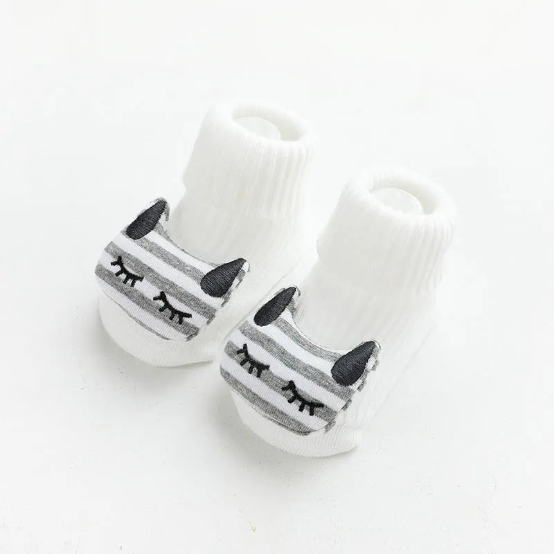 Baby socks with non-slip soles in combed cotton, shown in multiple colour options with size chart