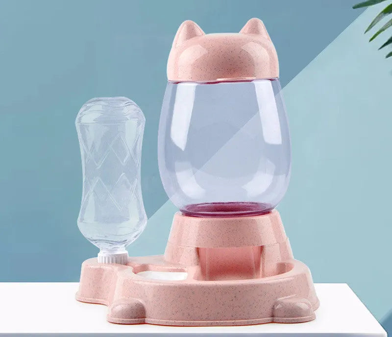 Pet automatic feeder two-in-one with green PP resin body, 300ml water bottle and 800ml food bucket on non-slip base