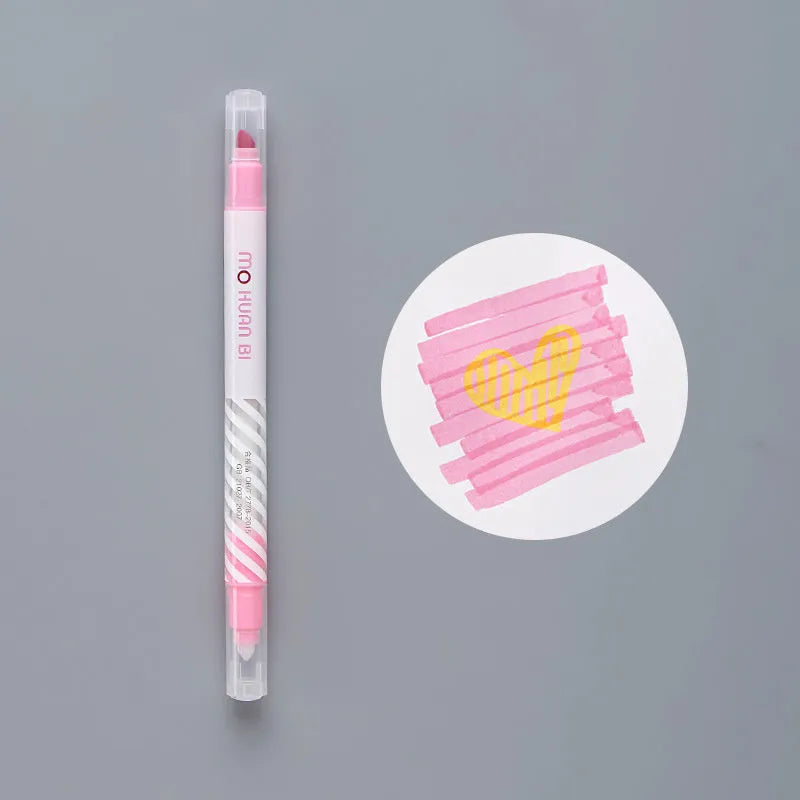 Colour-changing highlighter pen in dark blue, 14.5cm long with plastic body.