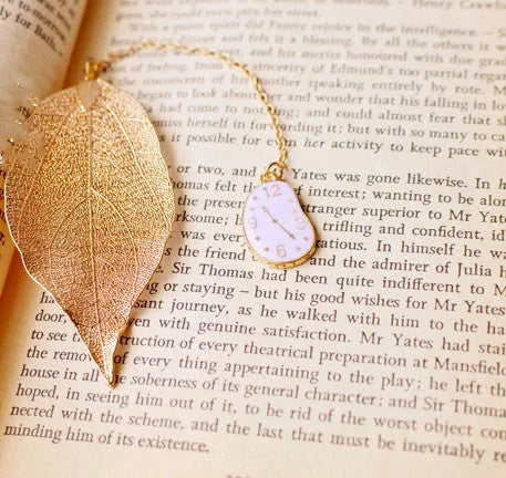 KC alloy leaf-shaped bookmark with Alice, rabbit, or clock charm designs