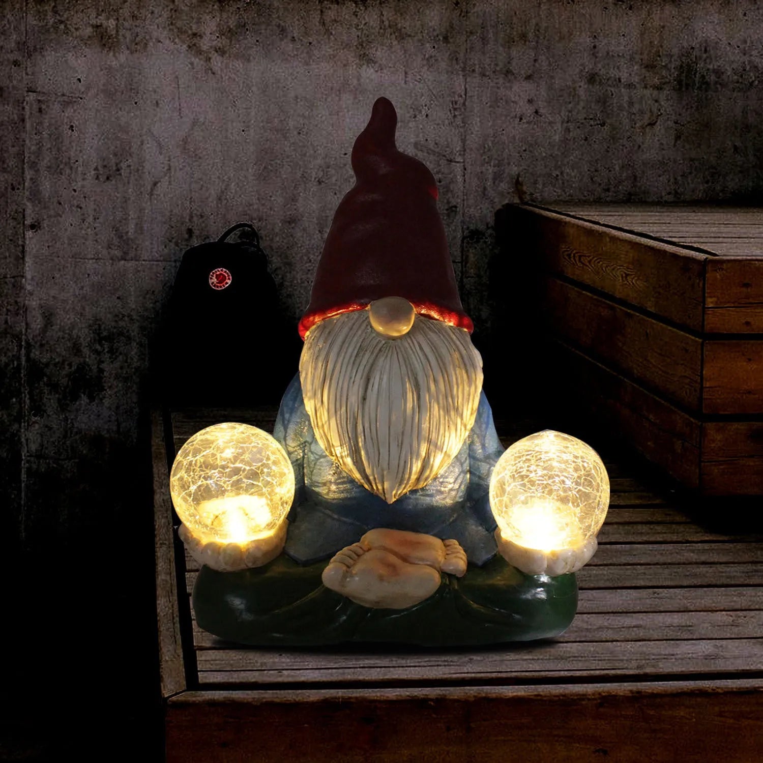 Solar LED resin dwarf garden ornament with faceless old man design measuring 27x20cm
