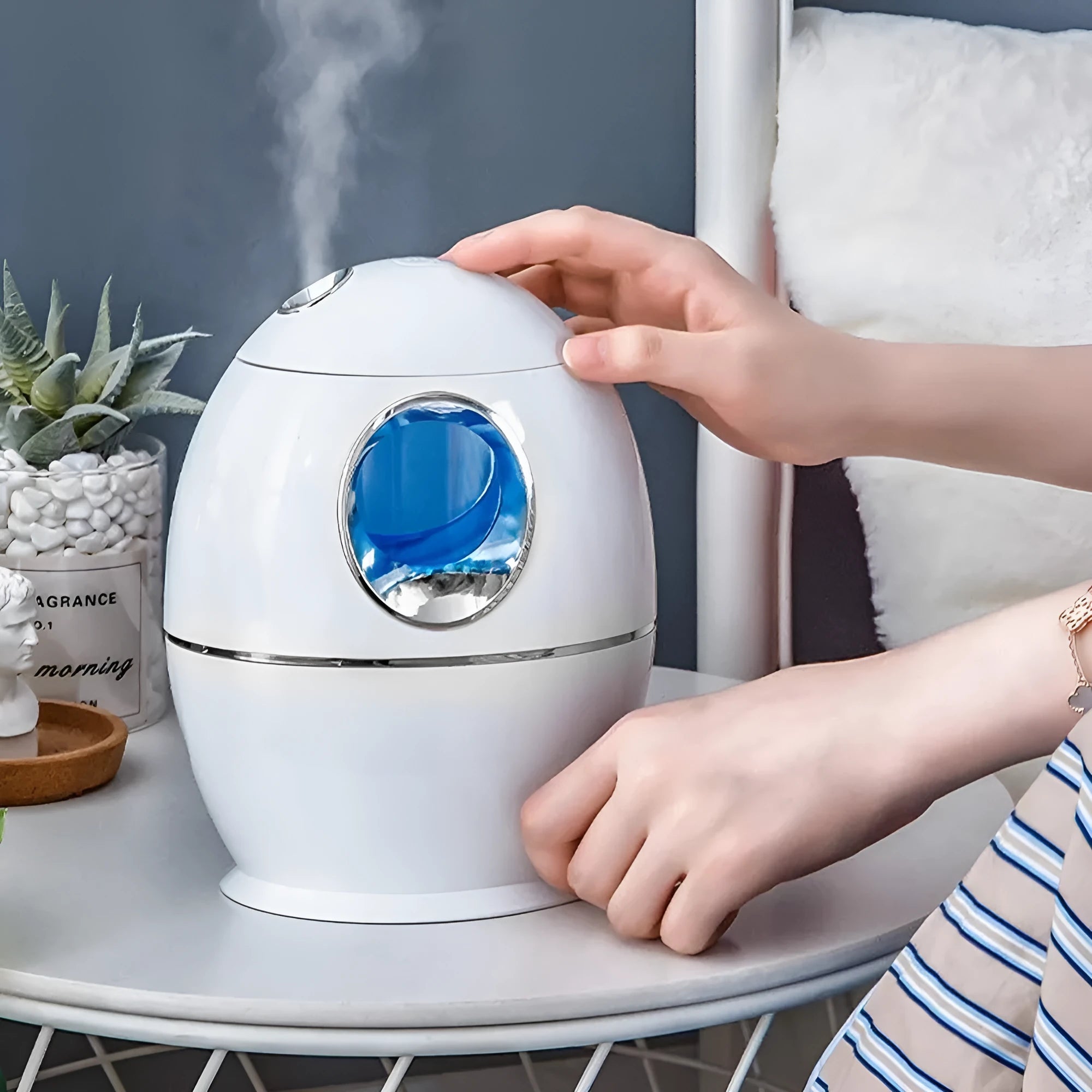 White USB aromatherapy spray humidifier with round design and 800ml water tank
