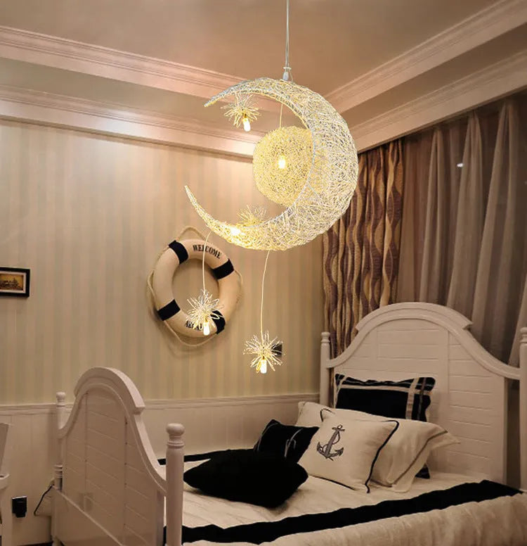 Aluminium wire star moon chandelier with zinc alloy construction and iron lamp body