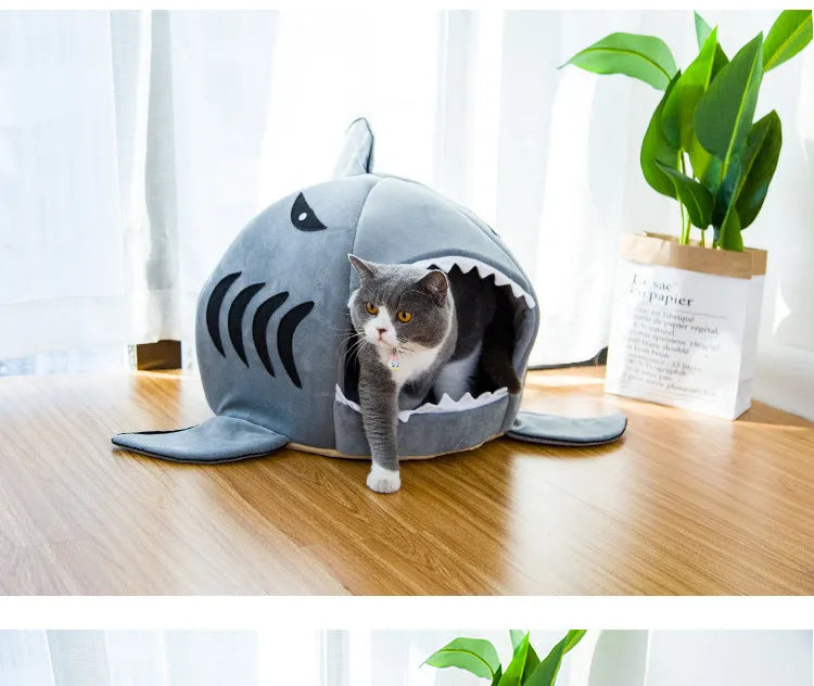 Shark-shaped pet bed for small dogs and cats in crystal velvet fabric
