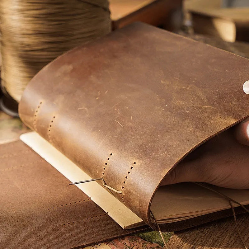 Handmade cowhide leather notebook in Crazy Horse brown with 200 pages of Daolin paper, 19x14cm size
