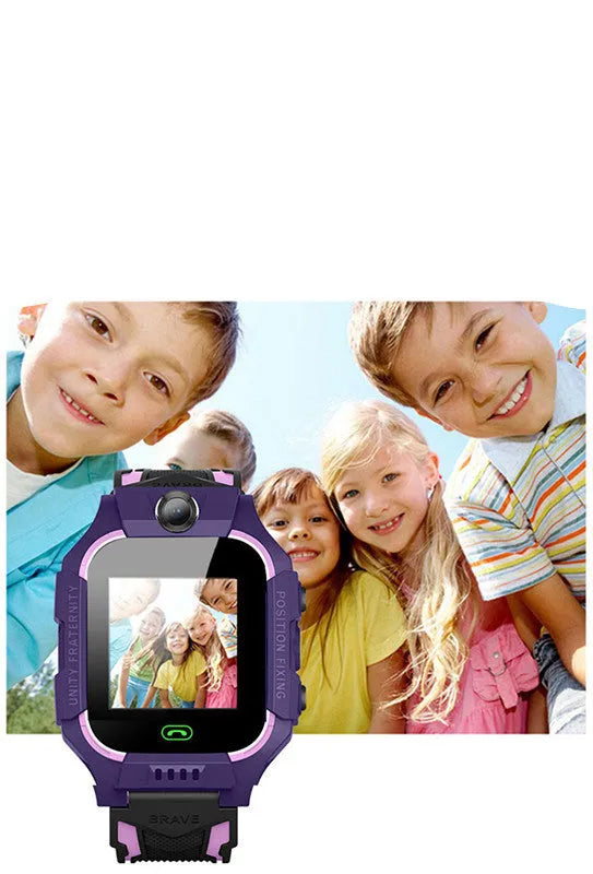 Z6 Q19 children's smart watch in green with 1.44-inch touch screen on wrist.