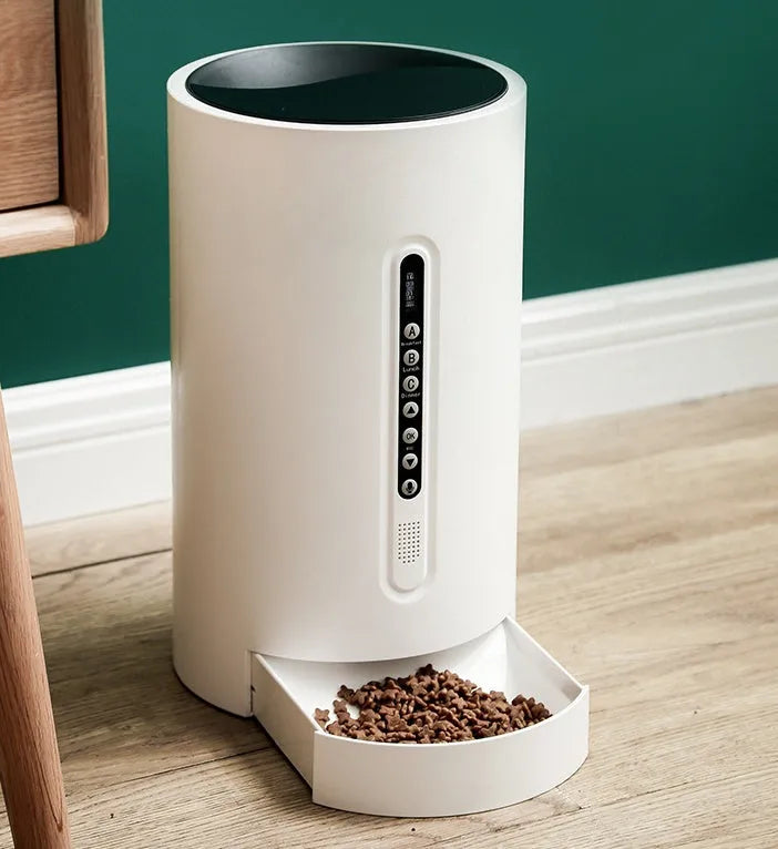 White smart pet feeder with 4.6L capacity and timing functions