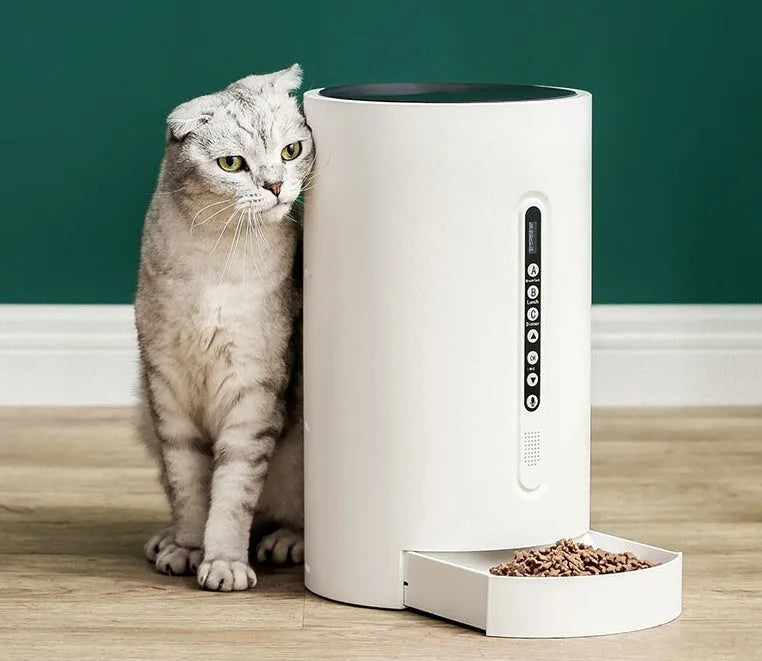 White smart pet feeder with 4.6L capacity and timing functions