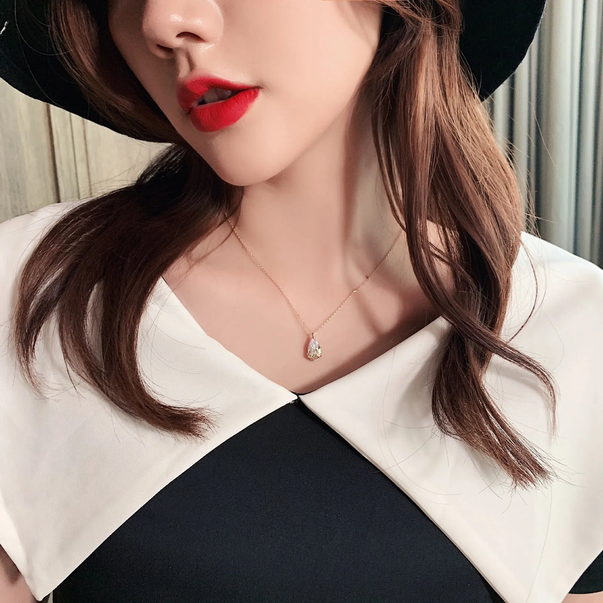 Crystal water drop pendant necklace on adjustable short collar chain, silver or gold plated alloy for women