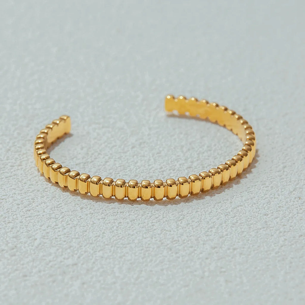 Women's stainless steel bracelet with electroplated finish in European and American styling variations
