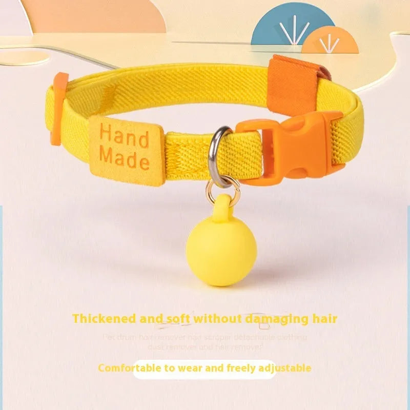 A solid colour elastic dog collar for small breeds, shown on a dark background, adjustable between 22 and 32 centimetres.