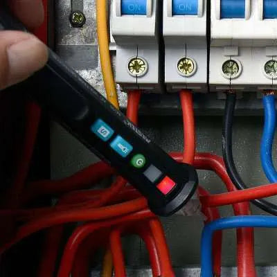 Intelligent voltage test pencil for electrical line detection with sound and light alarms