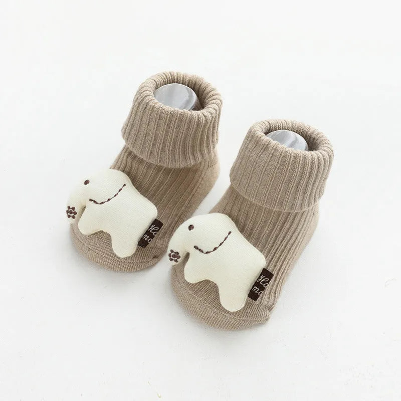 Baby socks with non-slip soles in combed cotton, shown in multiple colour options with size chart