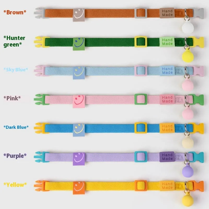A solid colour elastic dog collar for small breeds, shown on a dark background, adjustable between 22 and 32 centimetres.