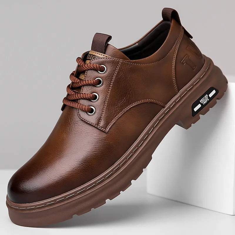 Retro outdoor men's casual shoes in black with artificial PU upper and leather sole