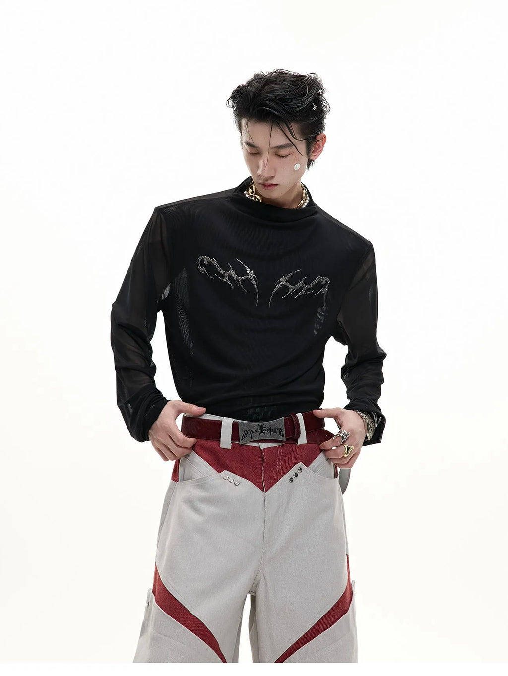 Niche mesh slim long sleeve bottoming shirt in black or white on a size chart