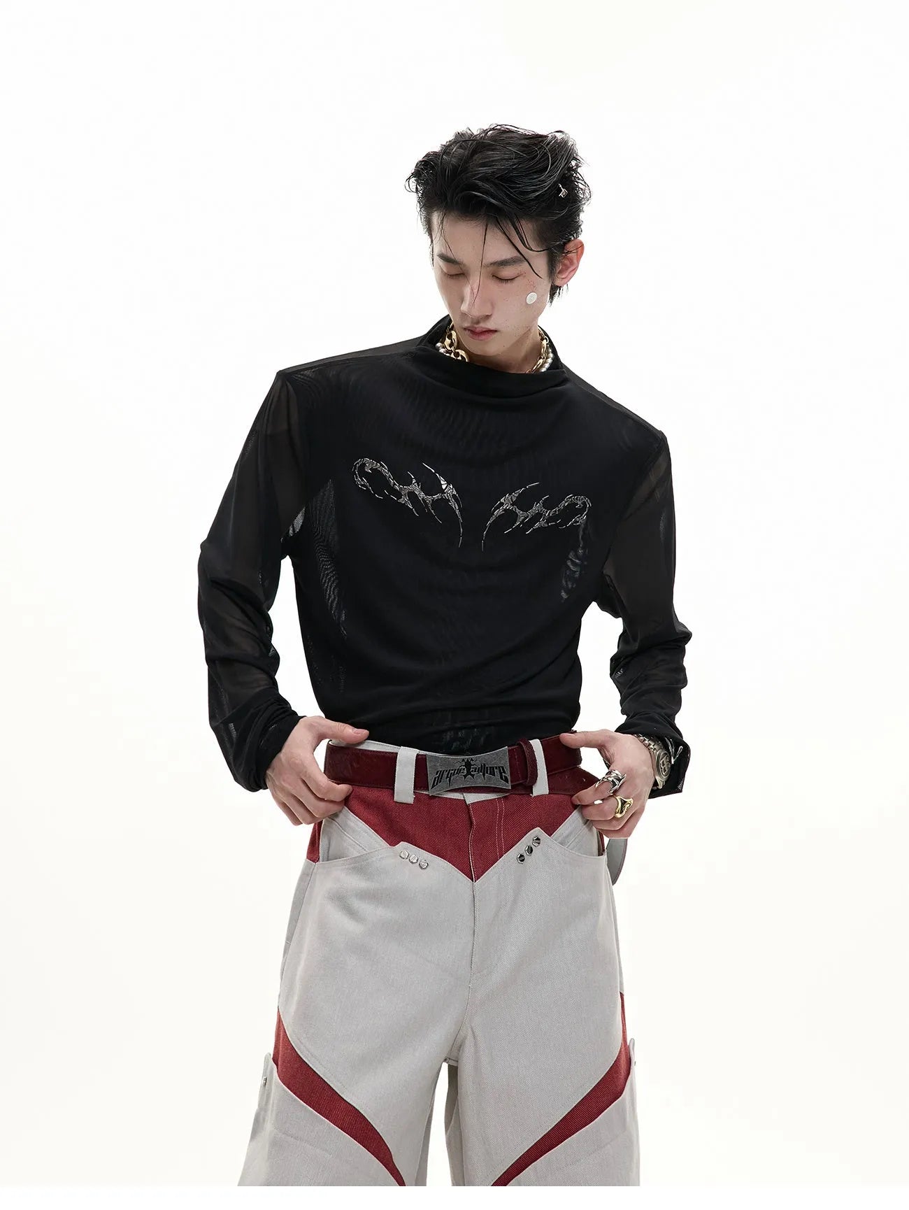 Niche mesh slim long sleeve bottoming shirt in black or white on a size chart
